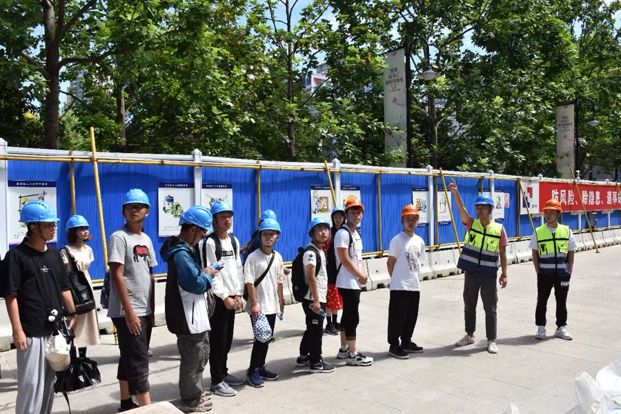 学生在工地现场开展实践教学