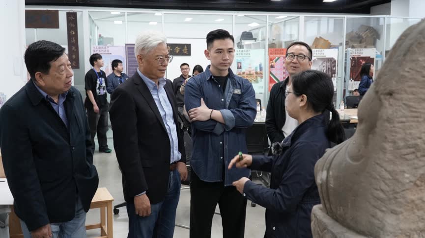 专家在实训空间交流指导