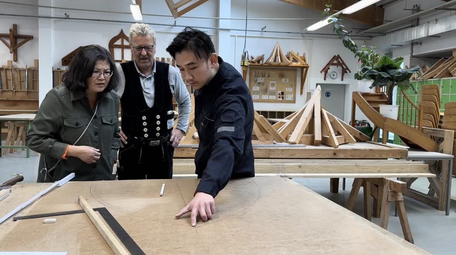 中外专家围绕建筑模型开展工作坊指导