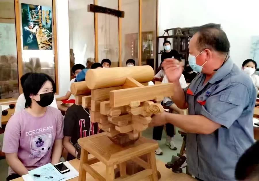 教师讲解木构建筑模型